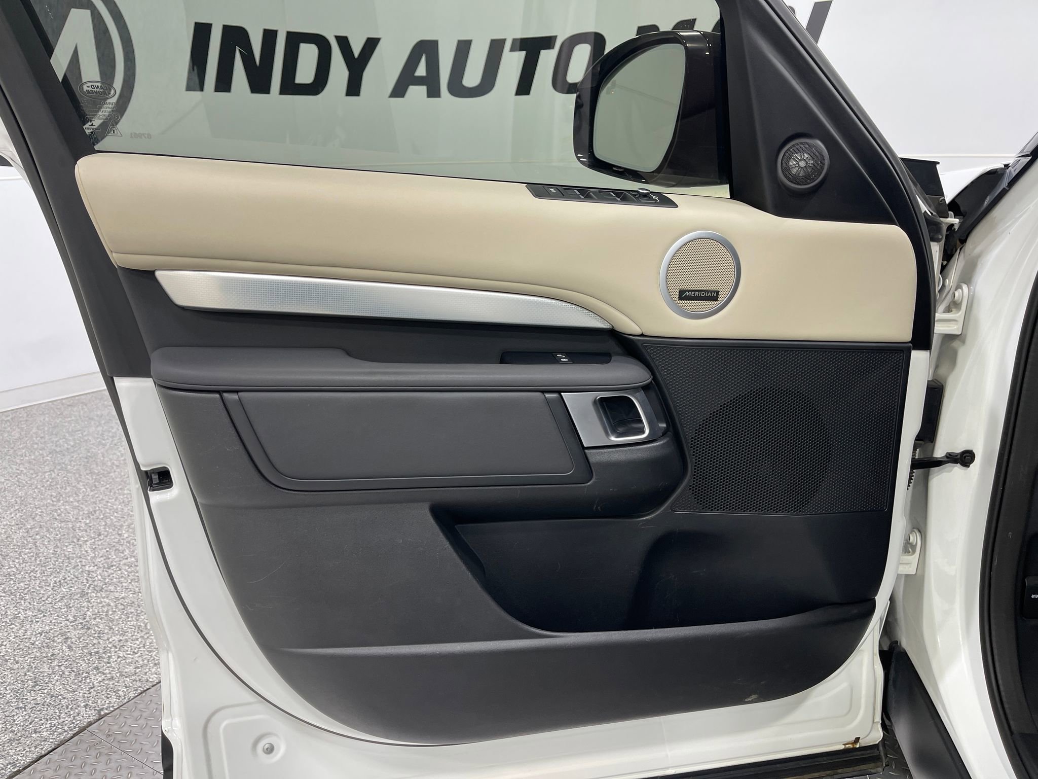 Used 2020 Land Rover Discovery Landmark AWD/4WD image 15