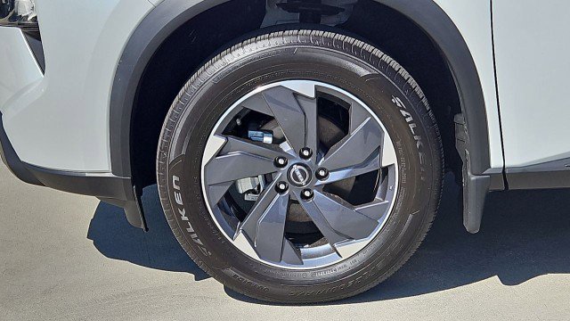 Used 2025 Nissan Rogue SV FWD image 32
