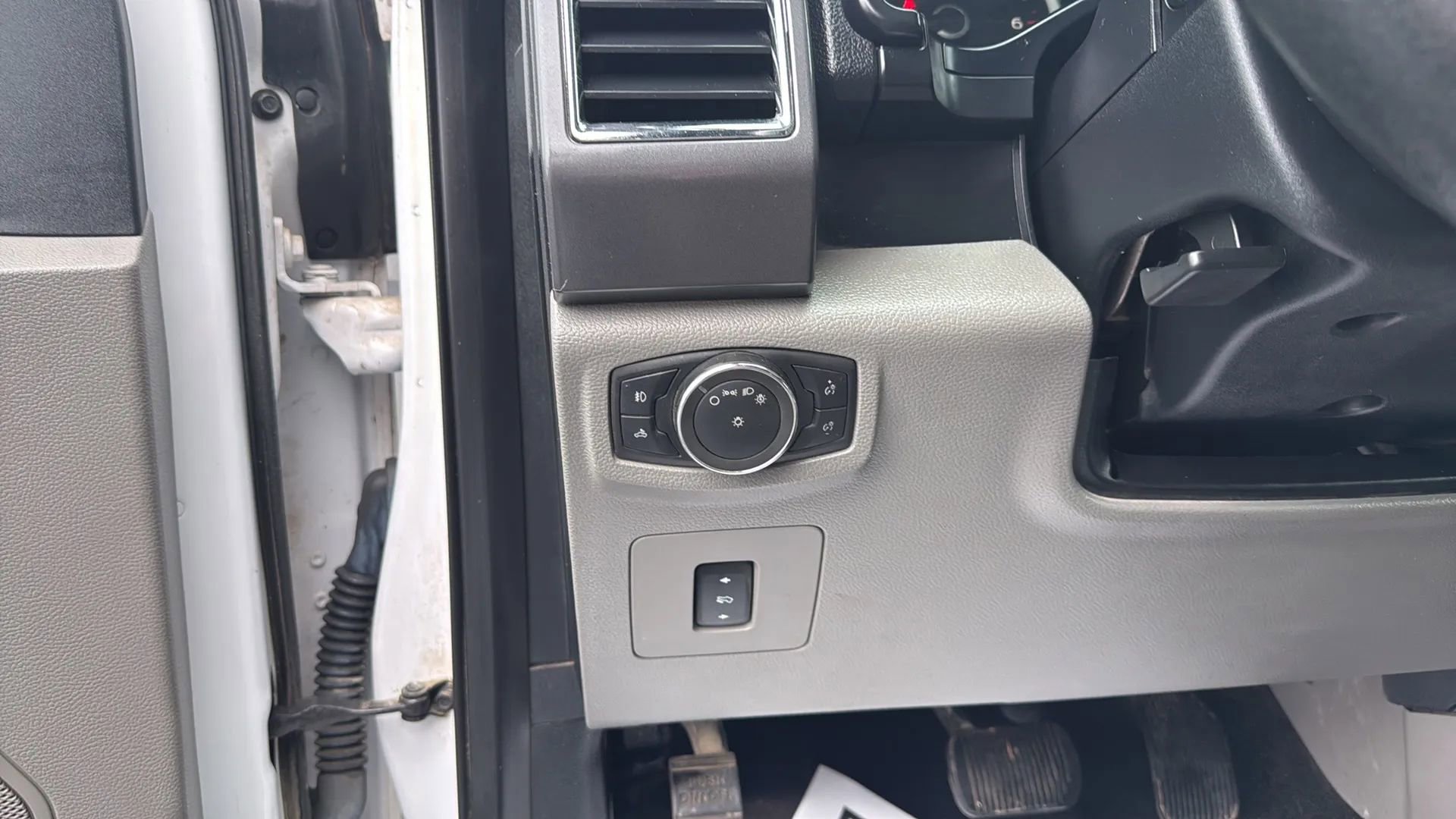 Used 2015 Ford F150 XLT w/ Equipment Group 301A Mid image 13