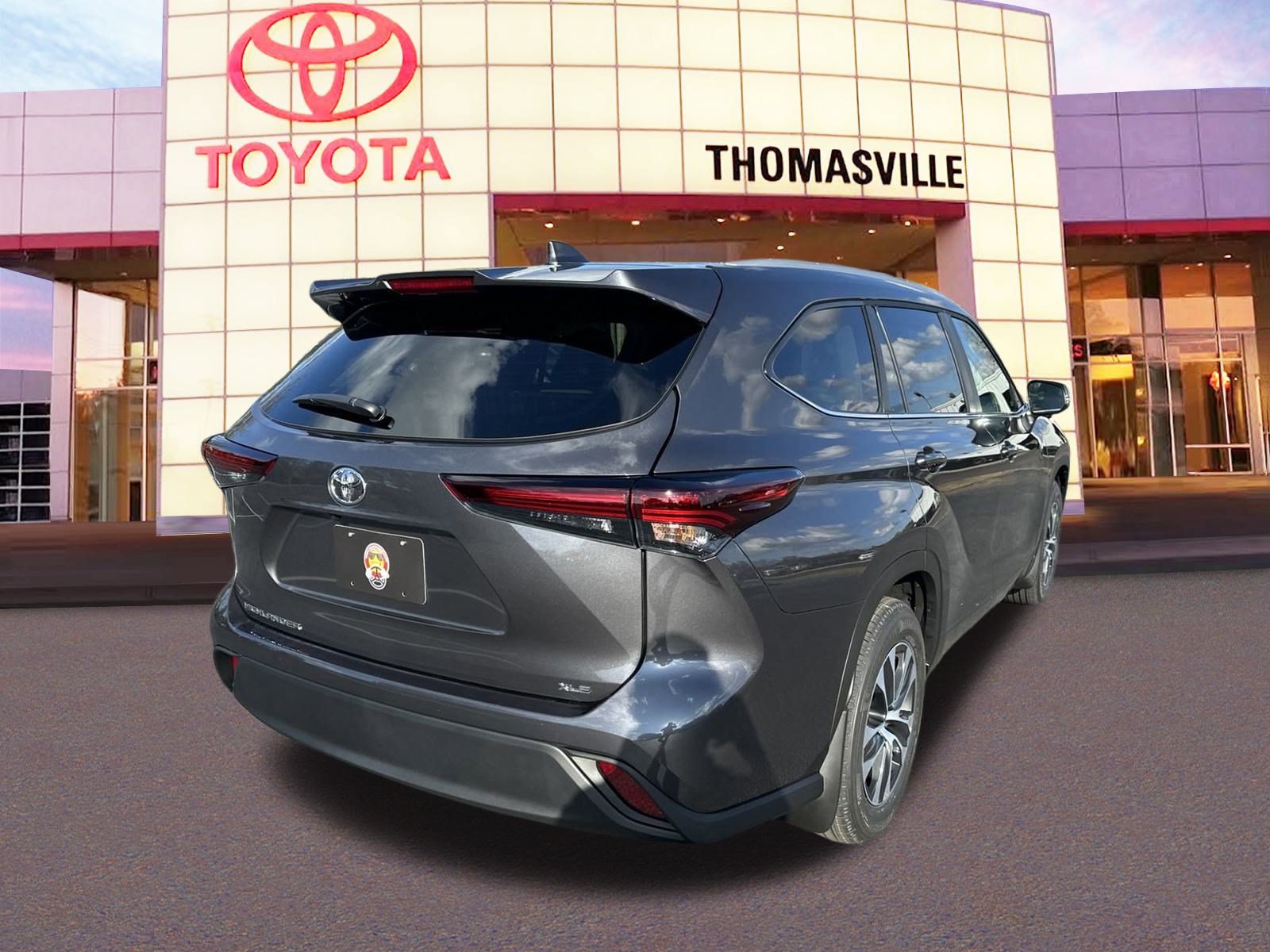 New 2025 Toyota Highlander XLE FWD image 5