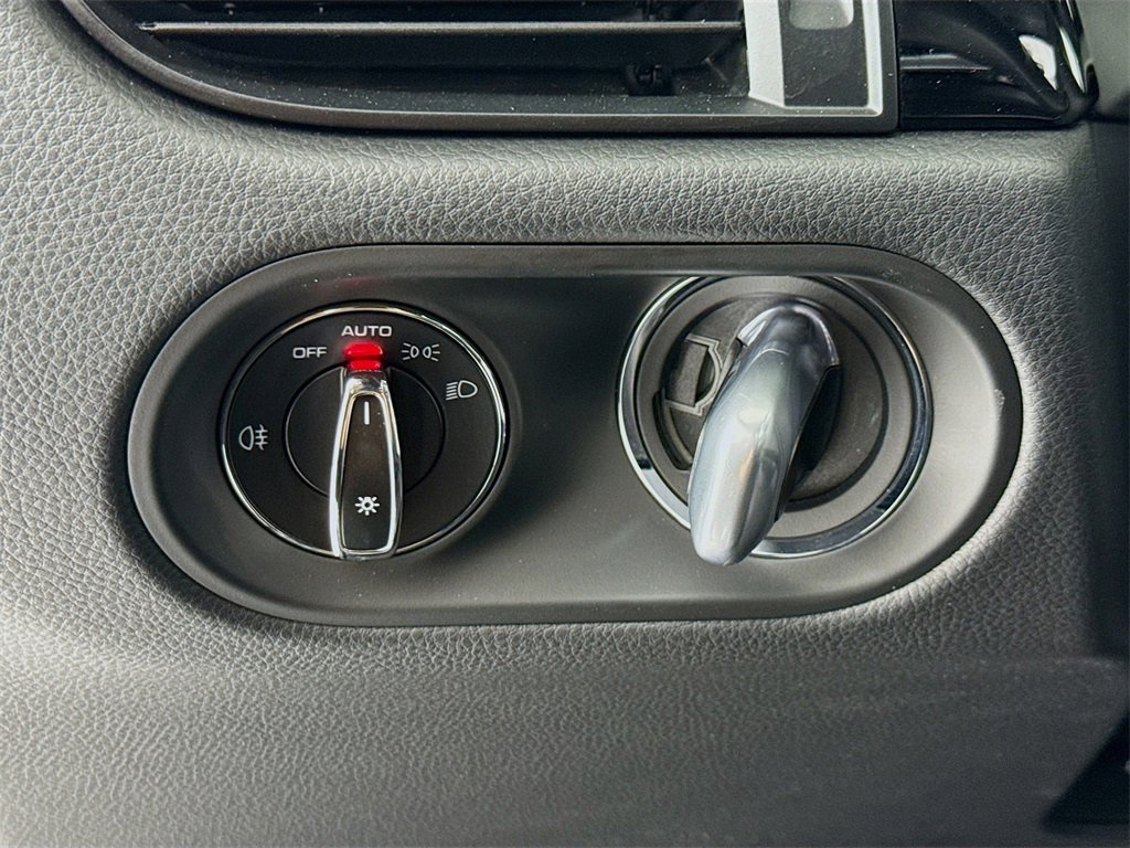 Used 2025 Porsche Macan image 14