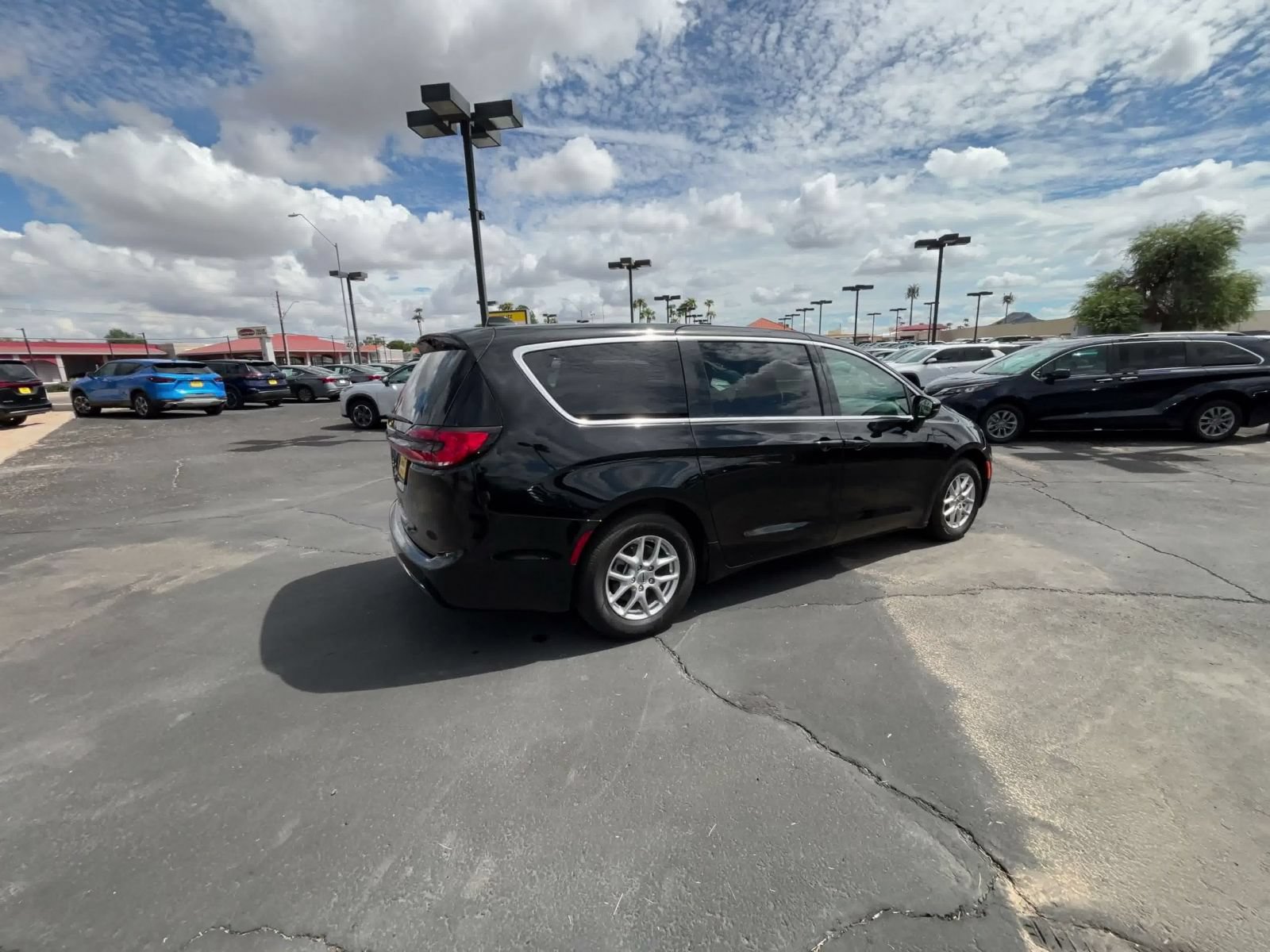 Used 2025 Chrysler Pacifica Select FWD image 13