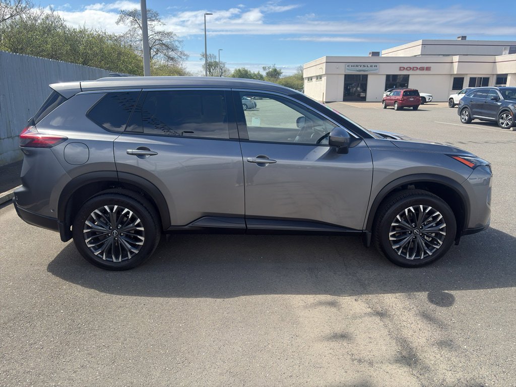 Used 2025 Nissan Rogue SL w/ Tech Package image 22