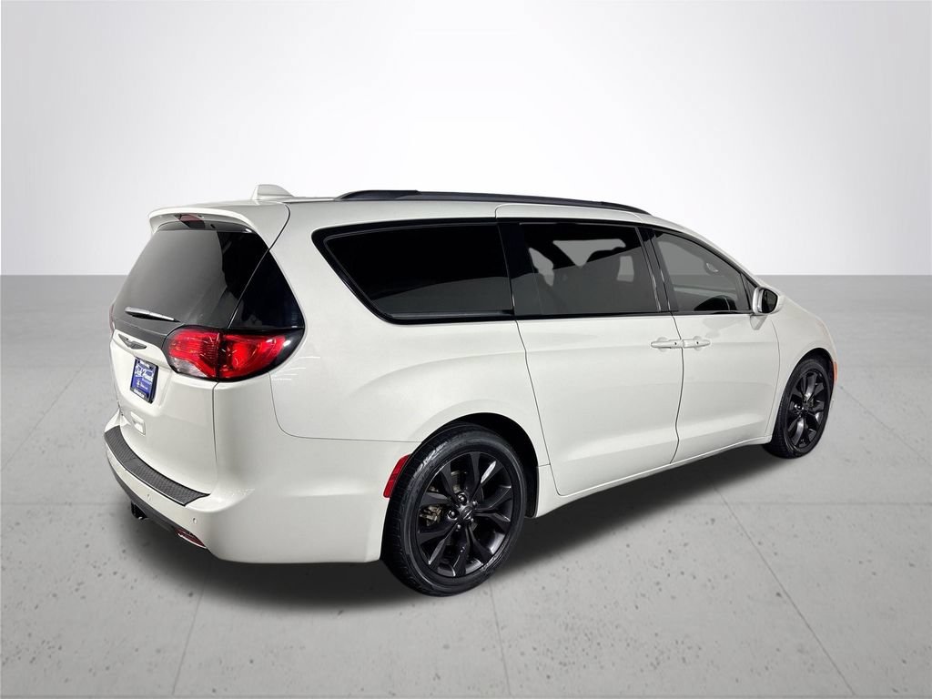 Used 2019 Chrysler Pacifica Touring-L FWD image 6