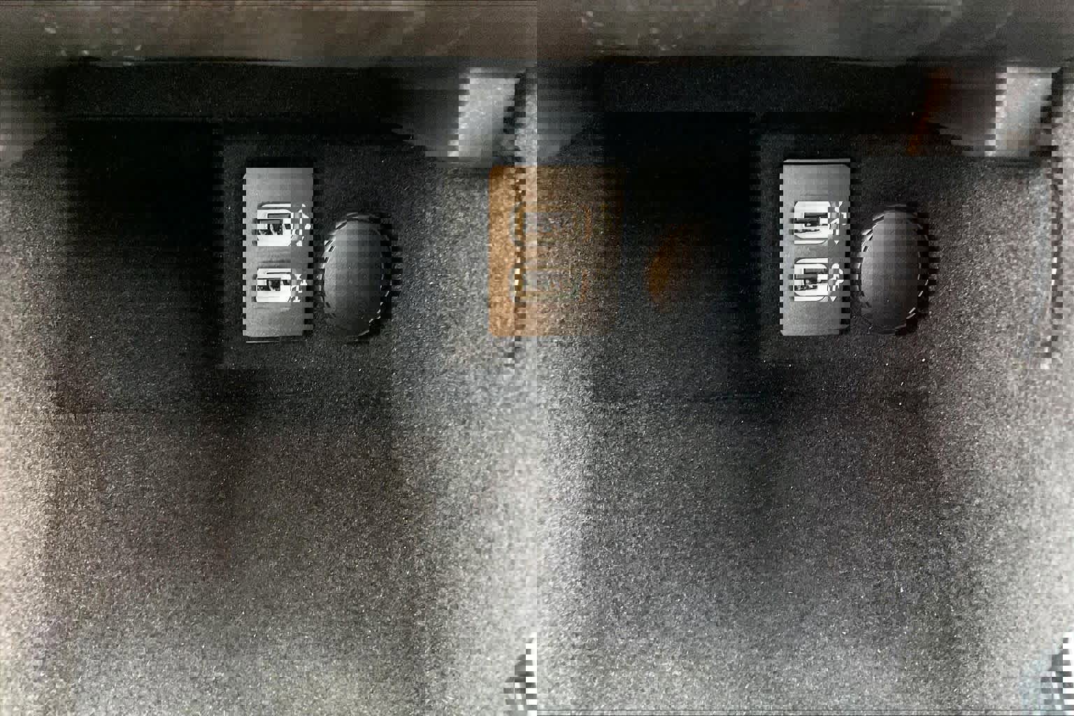 Used 2017 Lincoln Continental Premiere image 35