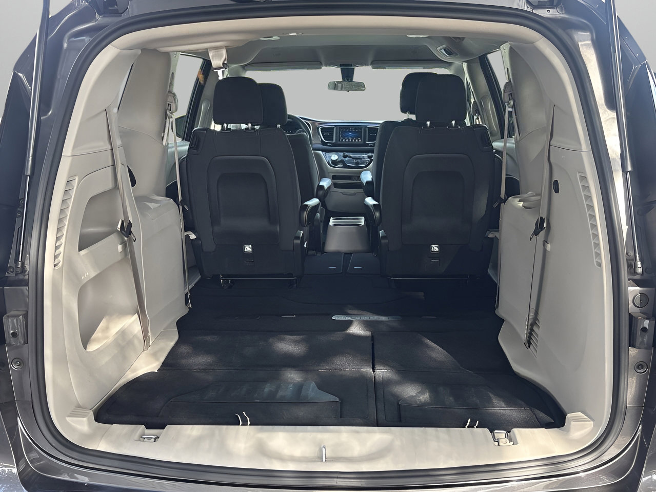 Used 2021 Chrysler Voyager LX image 8