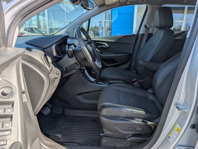 Used 2022 Chevrolet Trax LT w/ LT Convenience Package image 10