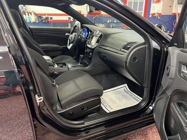 Used 2014 Chrysler 300 SRT8 Core w/ Harman/Kardon Audio Group image 10