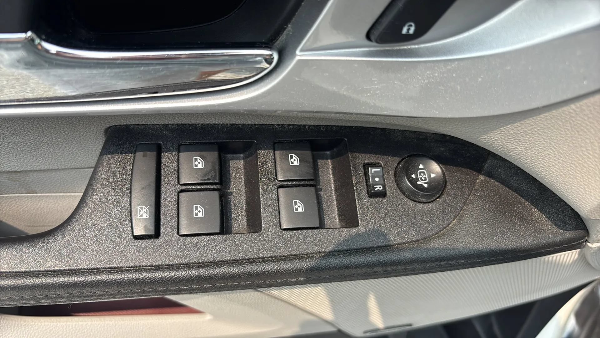 Used 2017 Chevrolet Equinox Premier w/ Enhanced Convenience Package AWD/4WD image 19