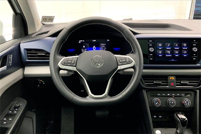 Certified 2022 Volkswagen Taos SE image 5