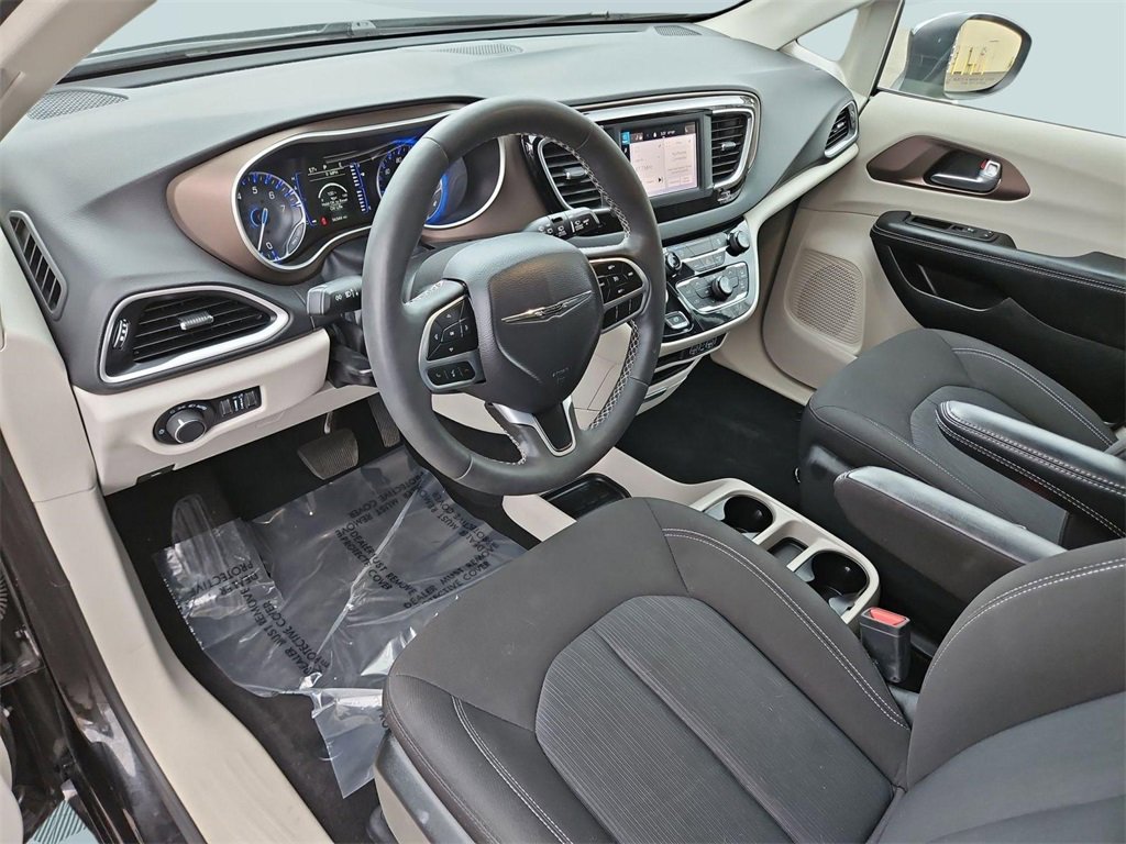 Used 2023 Chrysler Voyager LX image 13