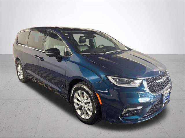 Certified 2025 Chrysler Pacifica Select AWD/4WD image 5
