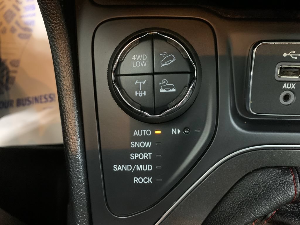 Used 2019 Jeep Cherokee Trailhawk w/ Cold Weather Group AWD/4WD image 11
