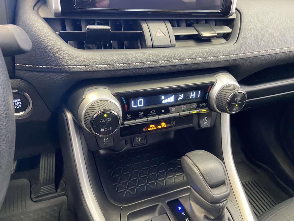 Used 2025 Toyota RAV4 XLE FWD image 25