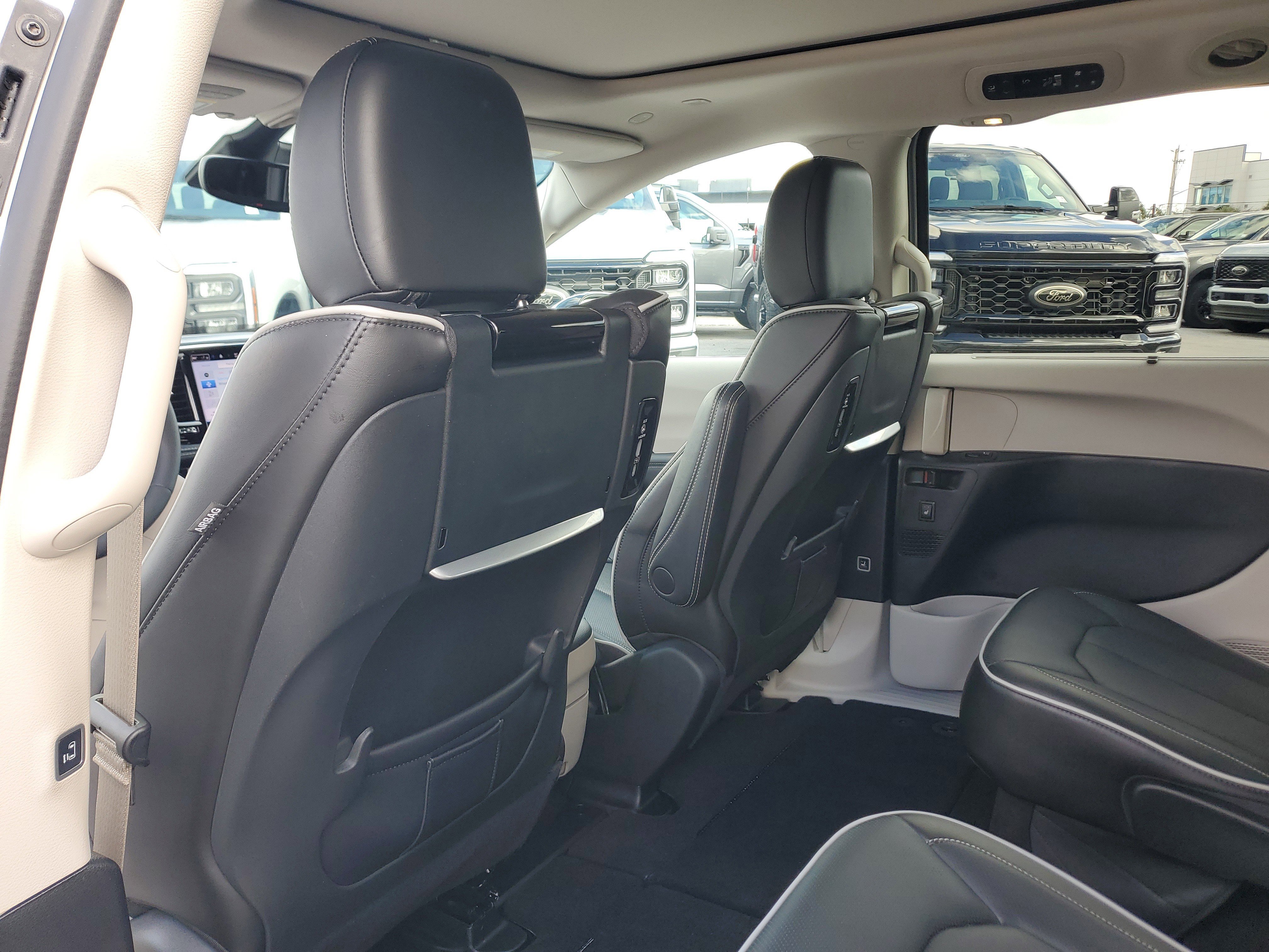 Used 2023 Chrysler Pacifica Limited w/ Uconnect Theater Family Group image 16