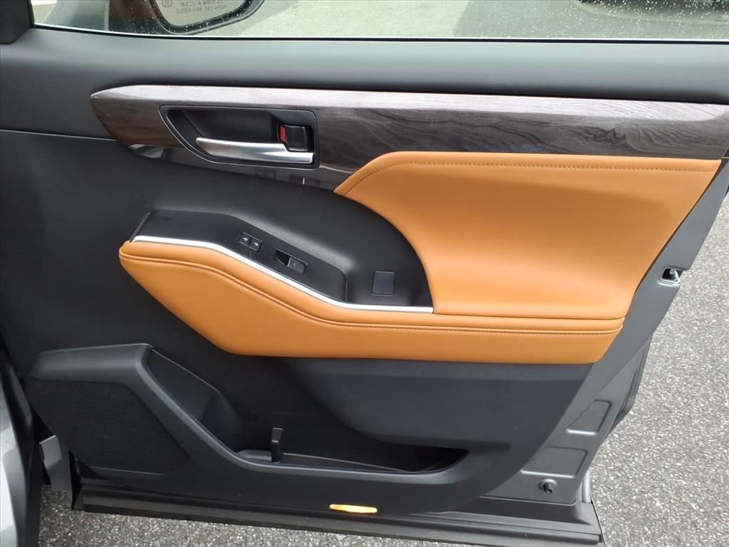 Used 2026 Toyota Highlander Platinum image 16