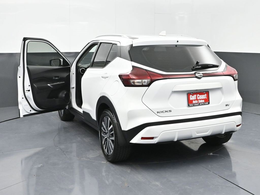 Used 2022 Nissan Kicks SV image 4