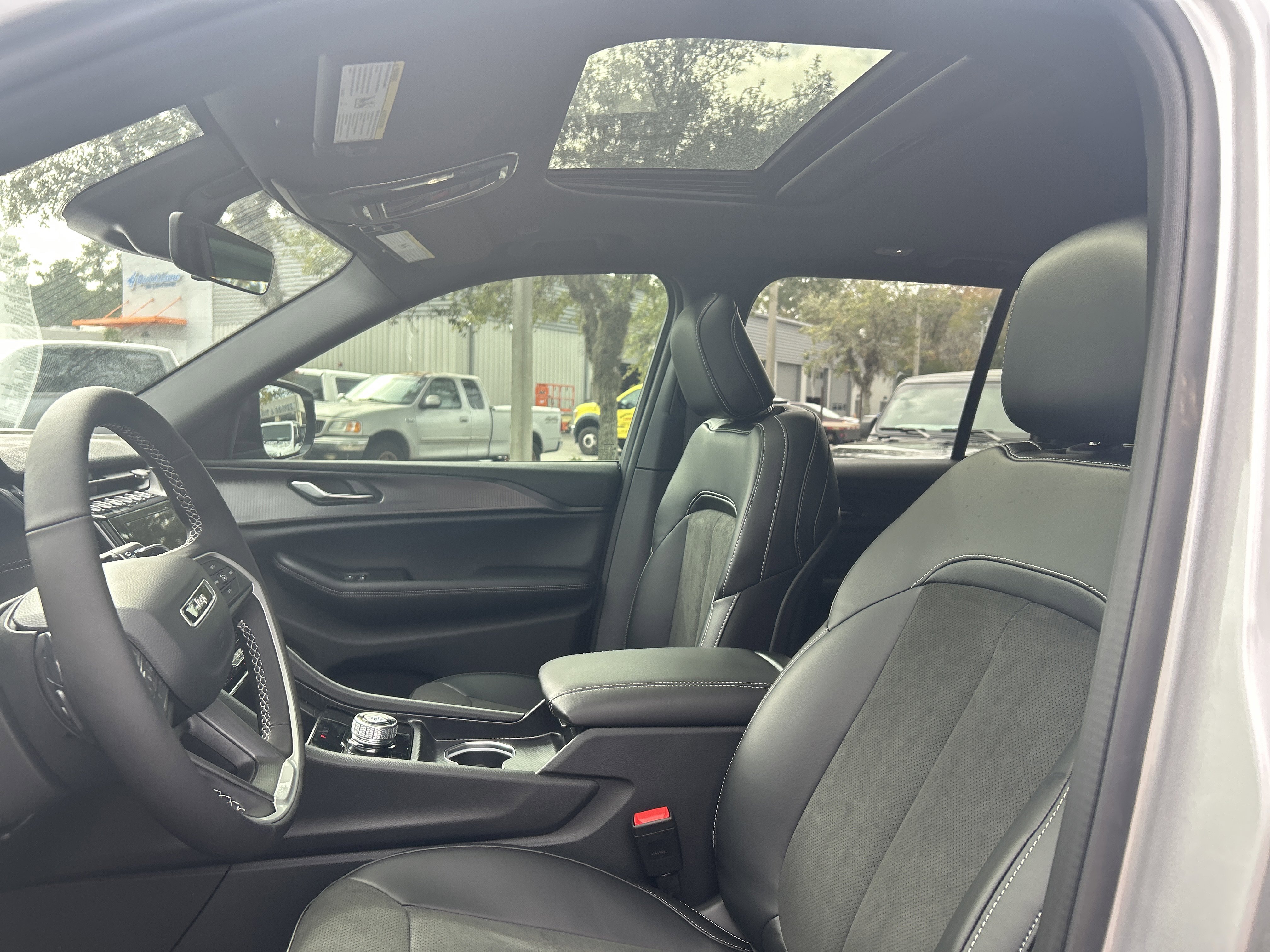 New 2025 Jeep Grand Cherokee Altitude image 15