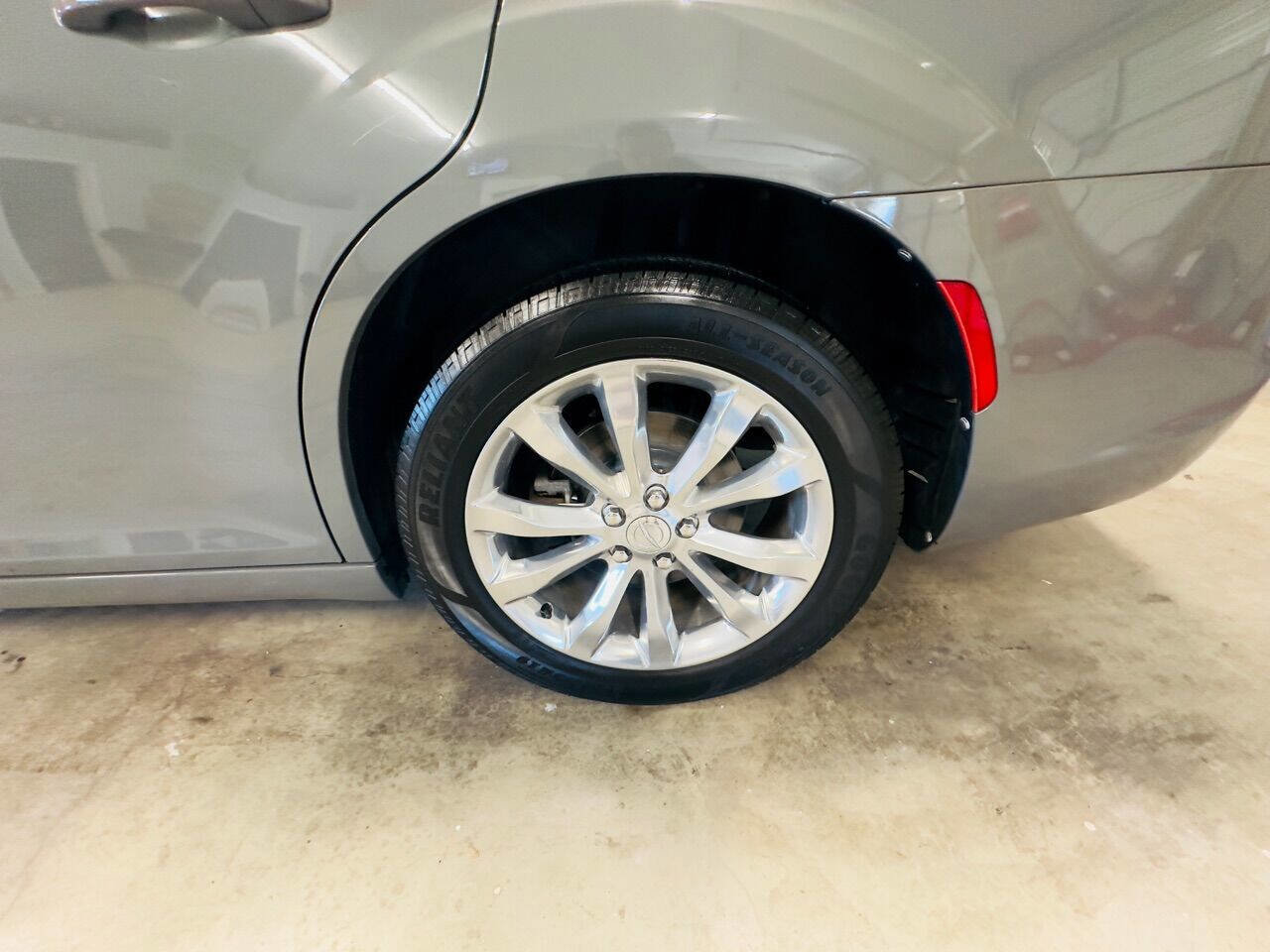 Used 2018 Chrysler 300 Touring L AWD/4WD image 12