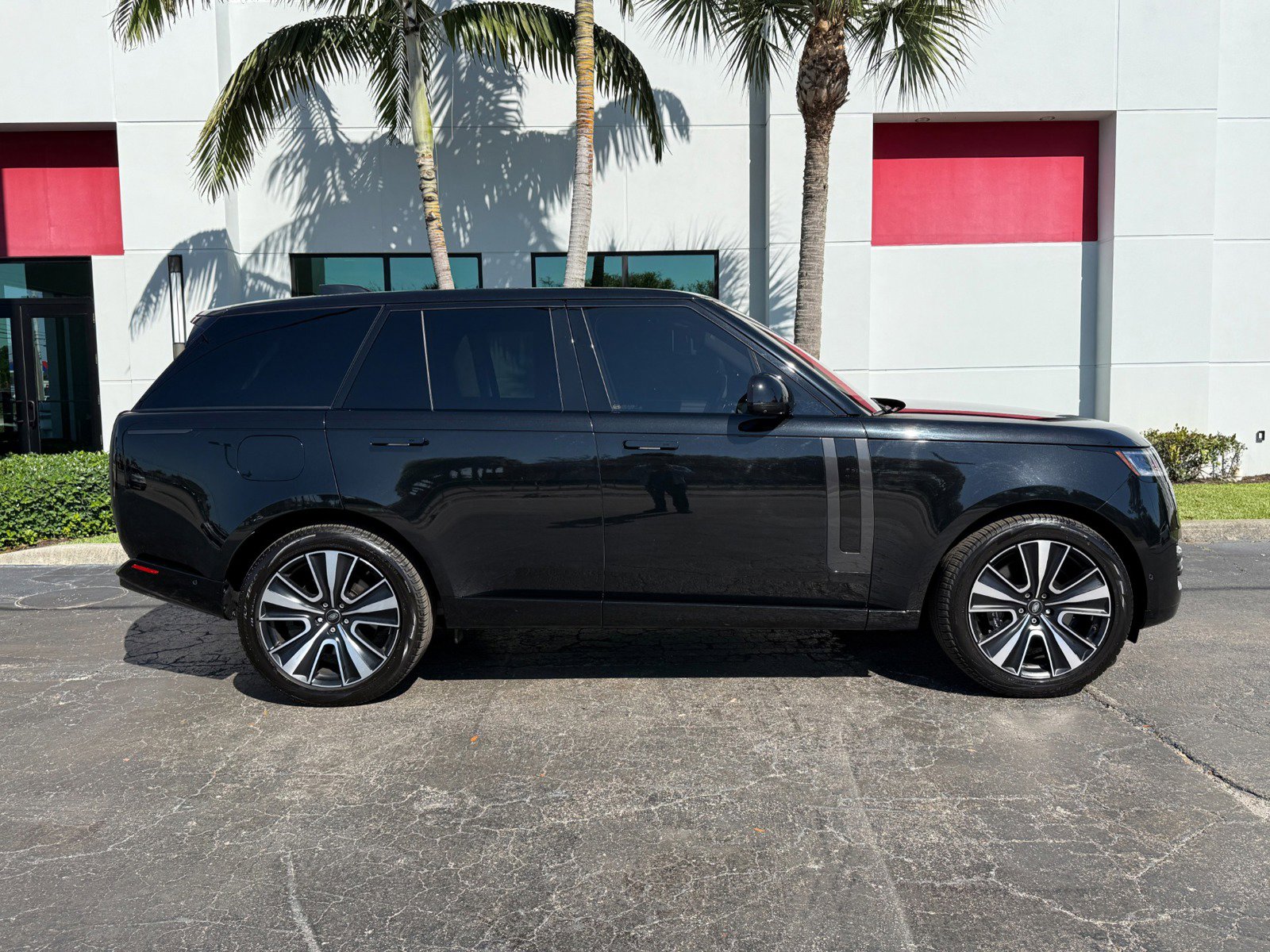 Used 2023 Land Rover Range Rover SE AWD/4WD image 2