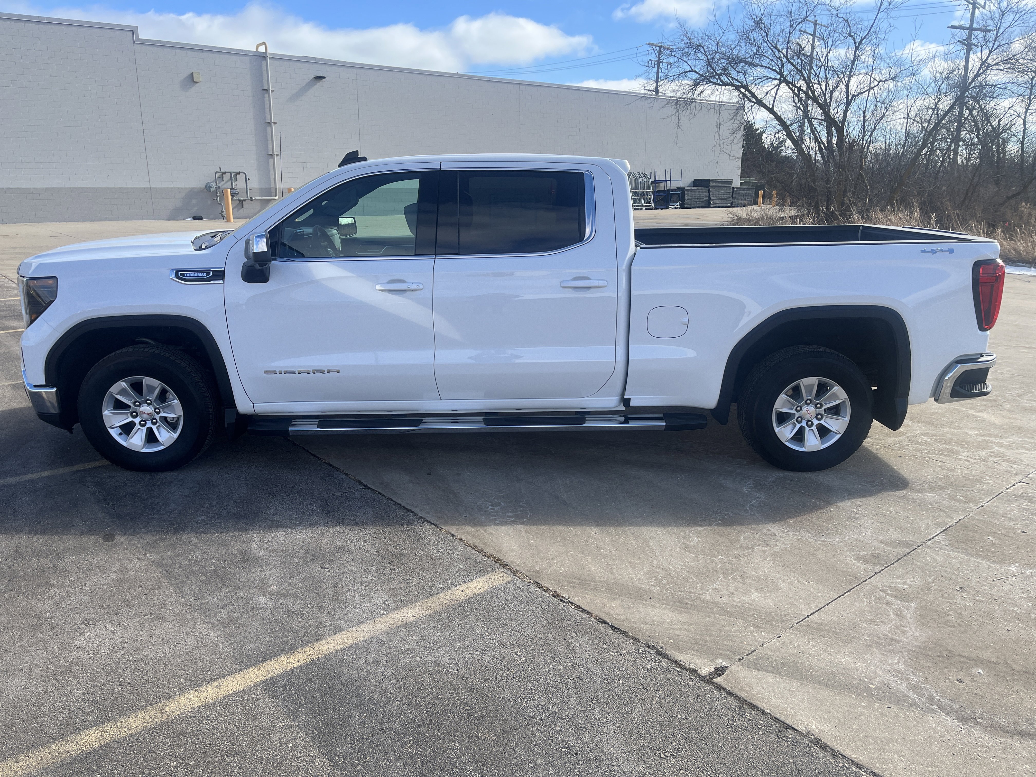Used 2025 GMC Sierra 1500 SLE w/ Preferred Package image 3