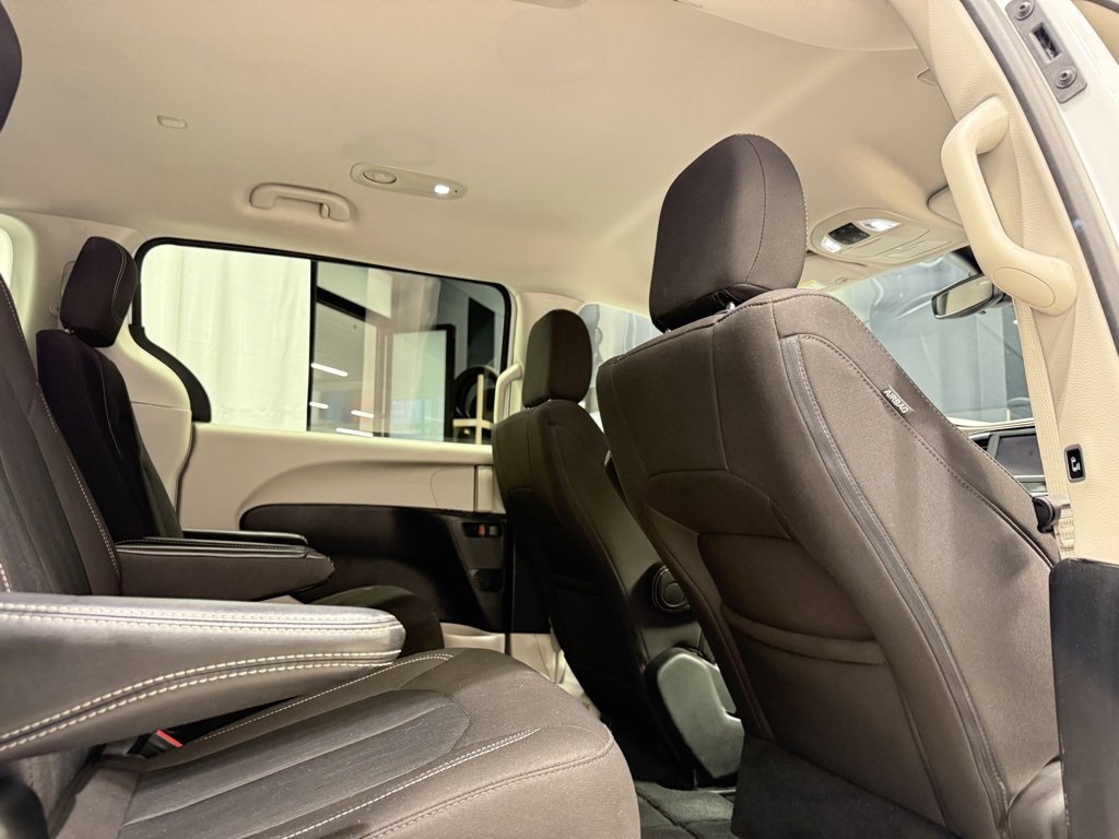 Used 2024 Chrysler Voyager LX image 23
