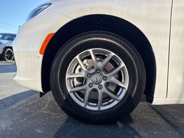 New 2026 Chrysler Pacifica Select image 5