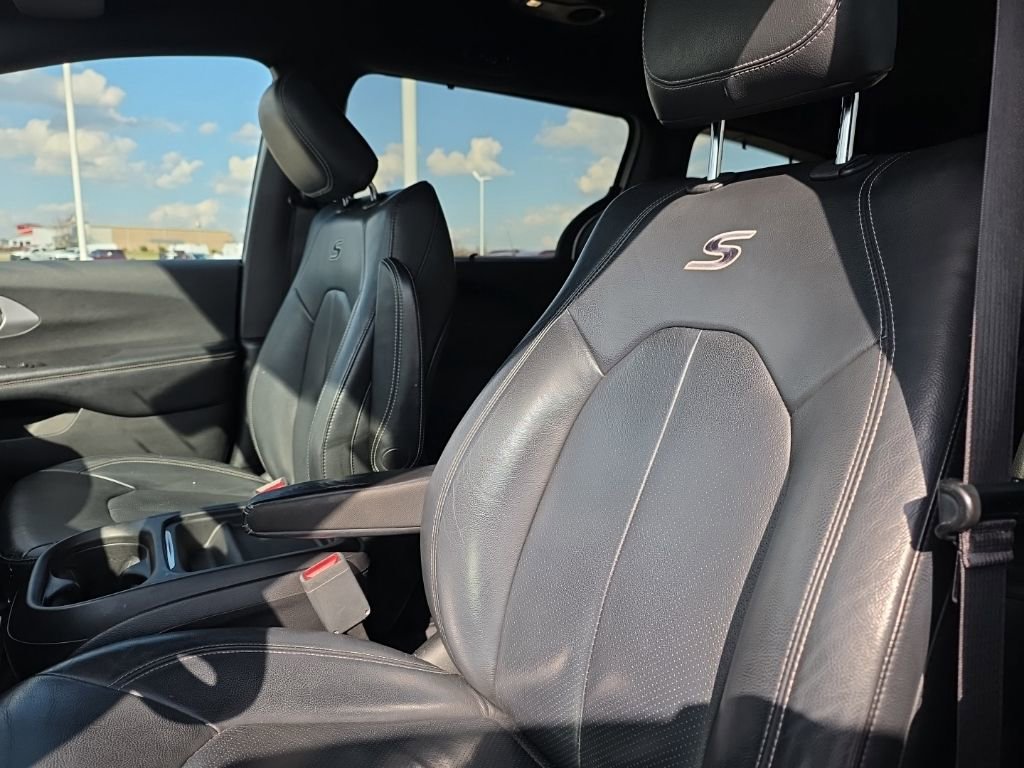 Used 2018 Chrysler Pacifica Touring-L w/ Premium Audio Group image 16