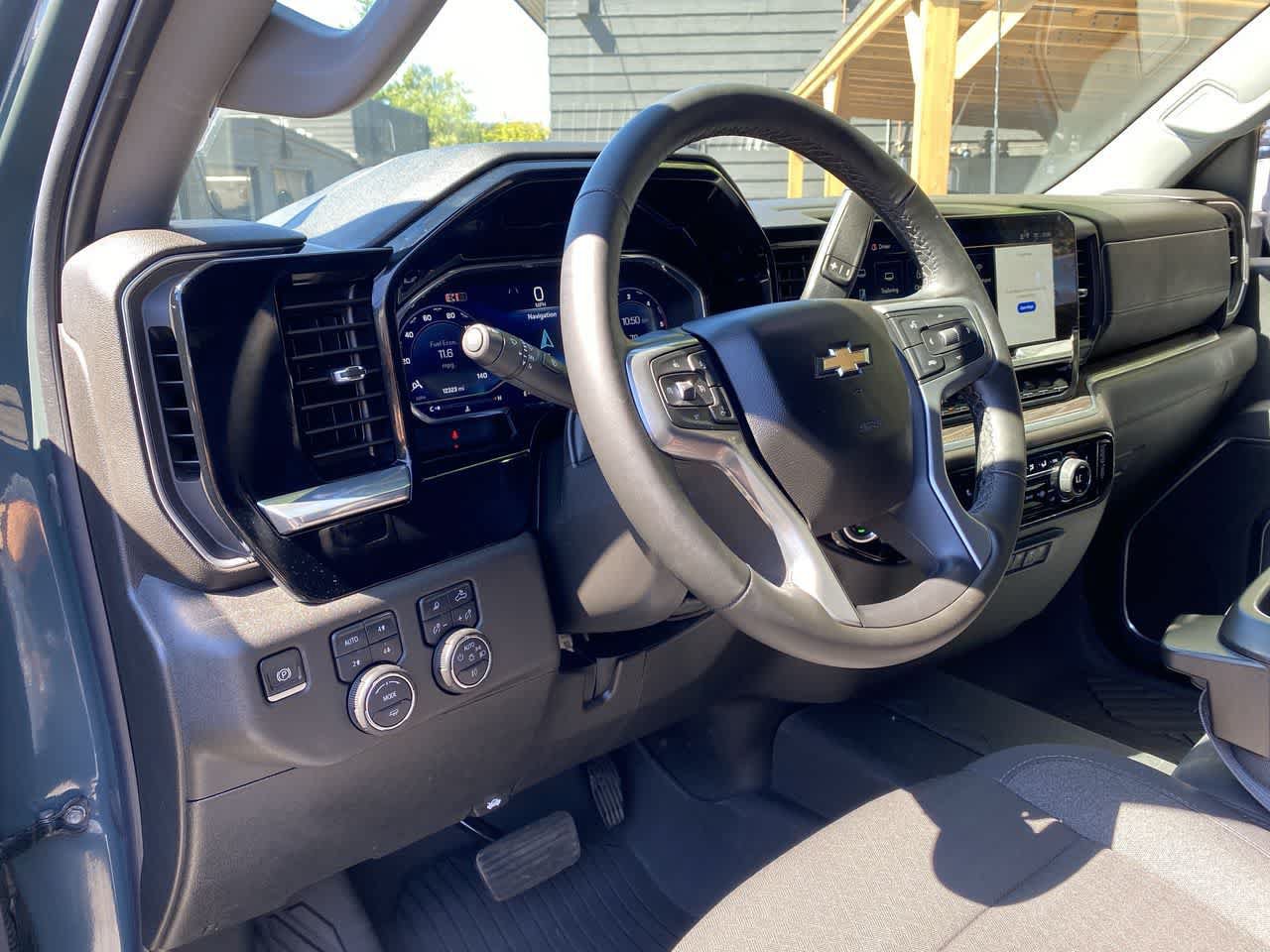 Used 2025 Chevrolet Silverado 2500 LT w/ Safety Package AWD/4WD image 2