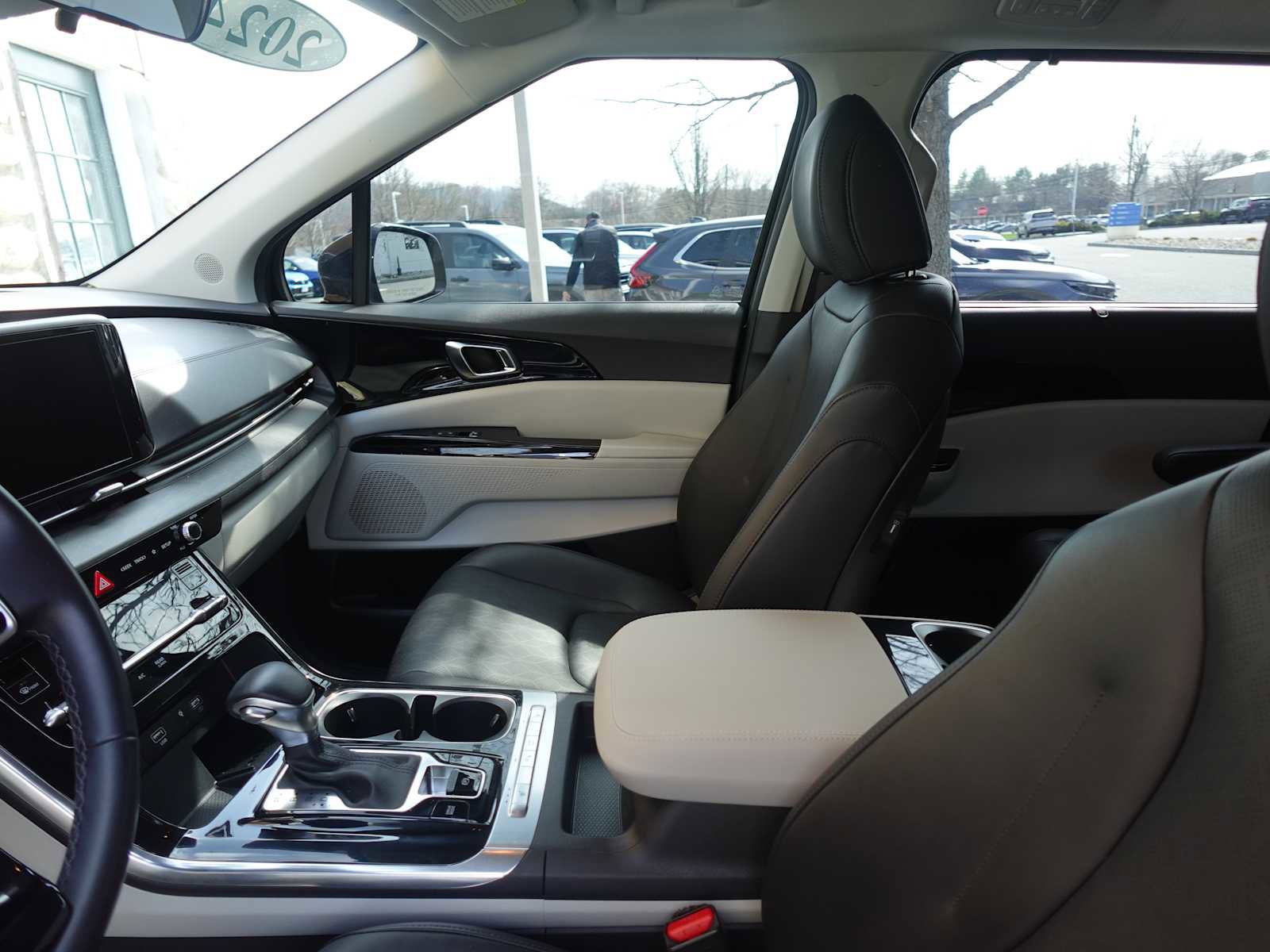 Used 2024 Kia Carnival EX image 13