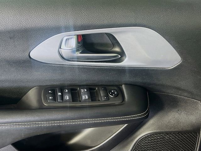 Used 2021 Chrysler Pacifica Touring w/ Uconnect Theater Family Group FWD image 12