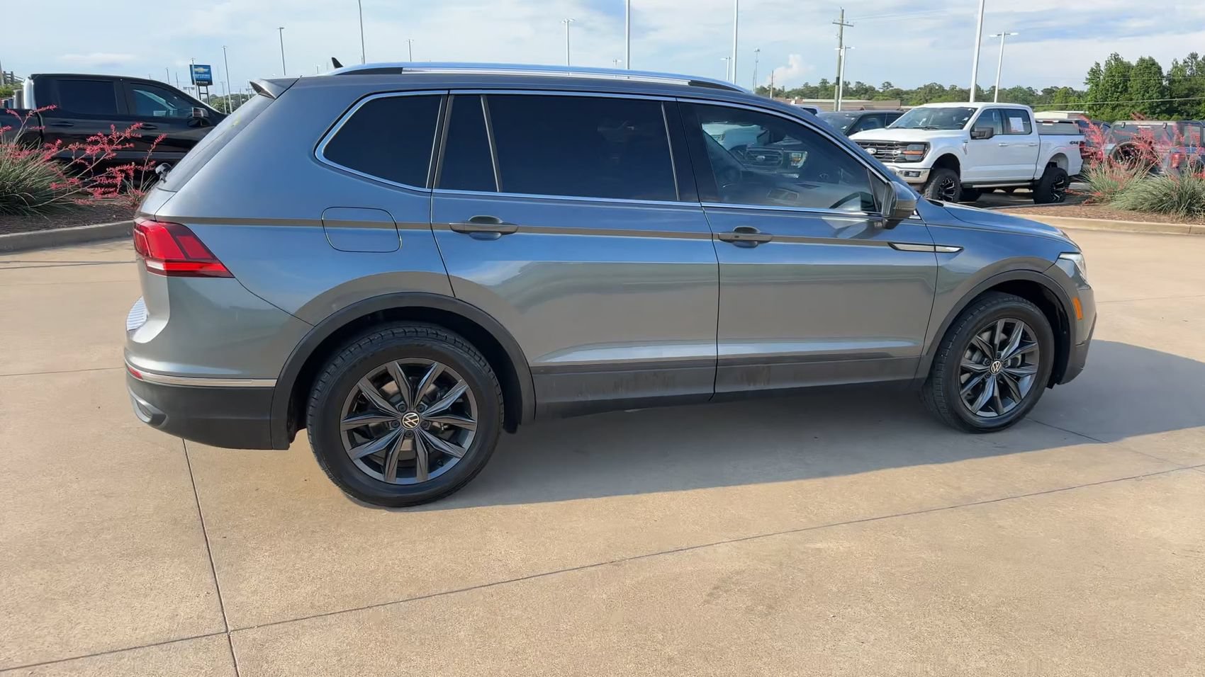 Used 2023 Volkswagen Tiguan SE FWD image 9