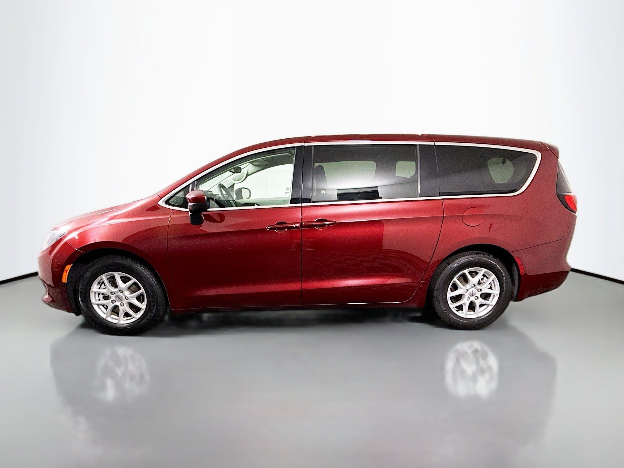 Used 2023 Chrysler Voyager LX FWD image 6
