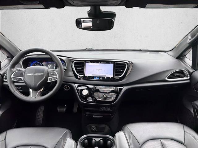 Used 2025 Chrysler Pacifica Select FWD image 26