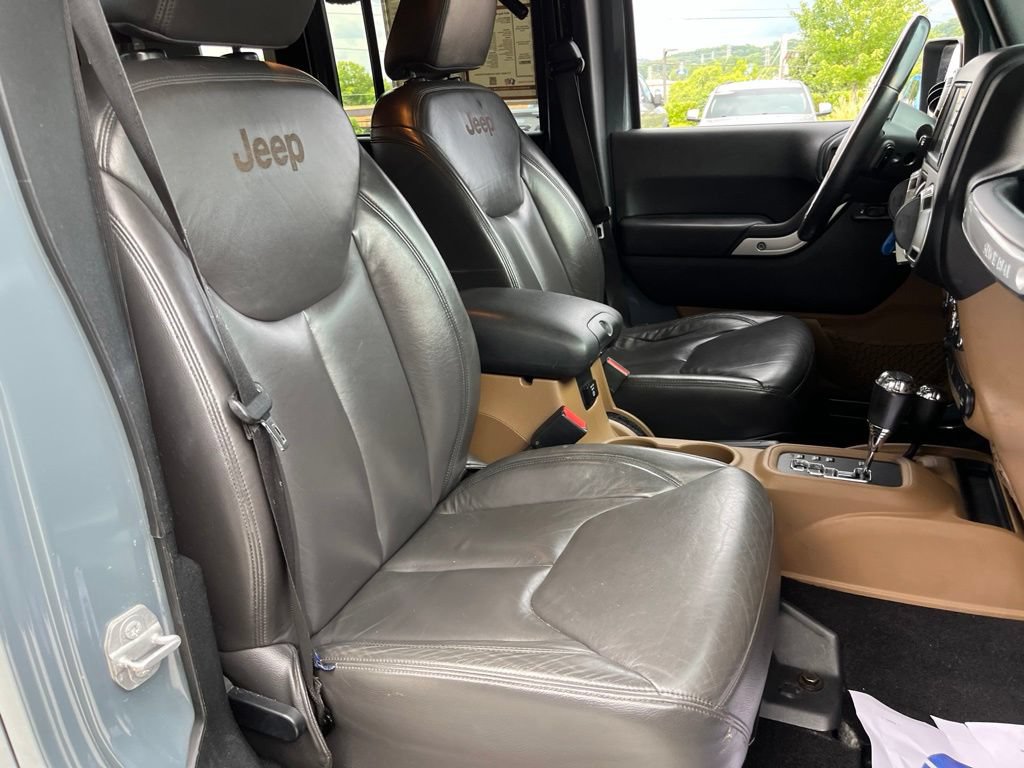 Used 2015 Jeep Wrangler Unlimited Sahara w/ Max Tow Package AWD/4WD image 26