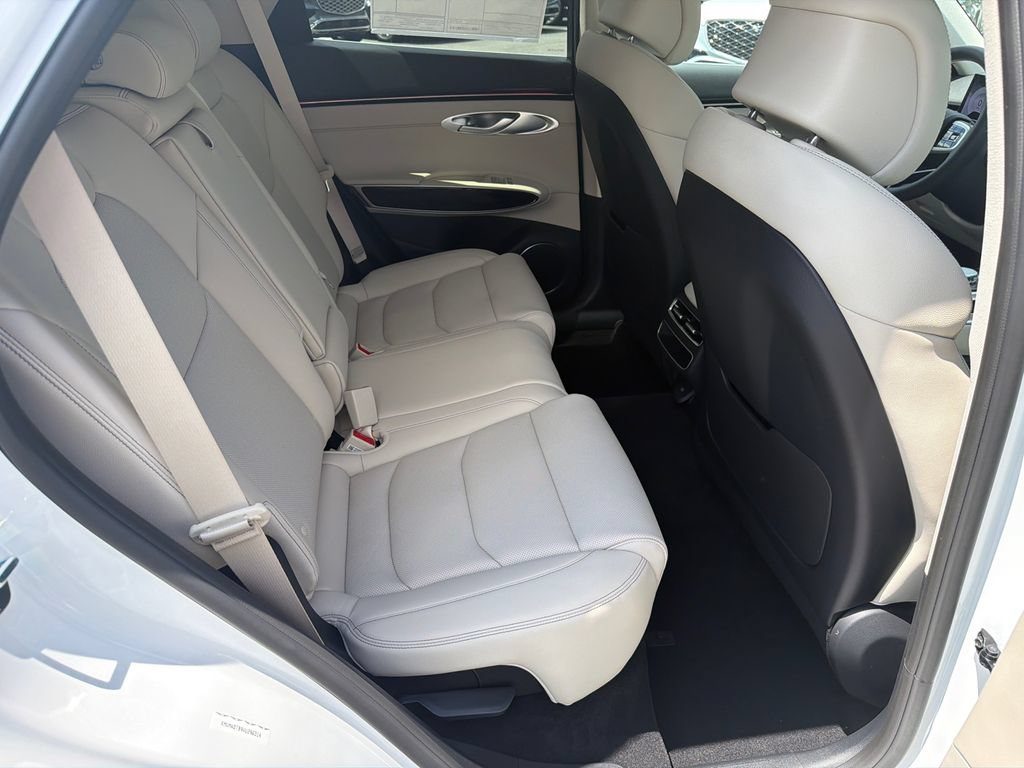 New 2027 Genesis GV70 2.5T AWD/4WD image 17
