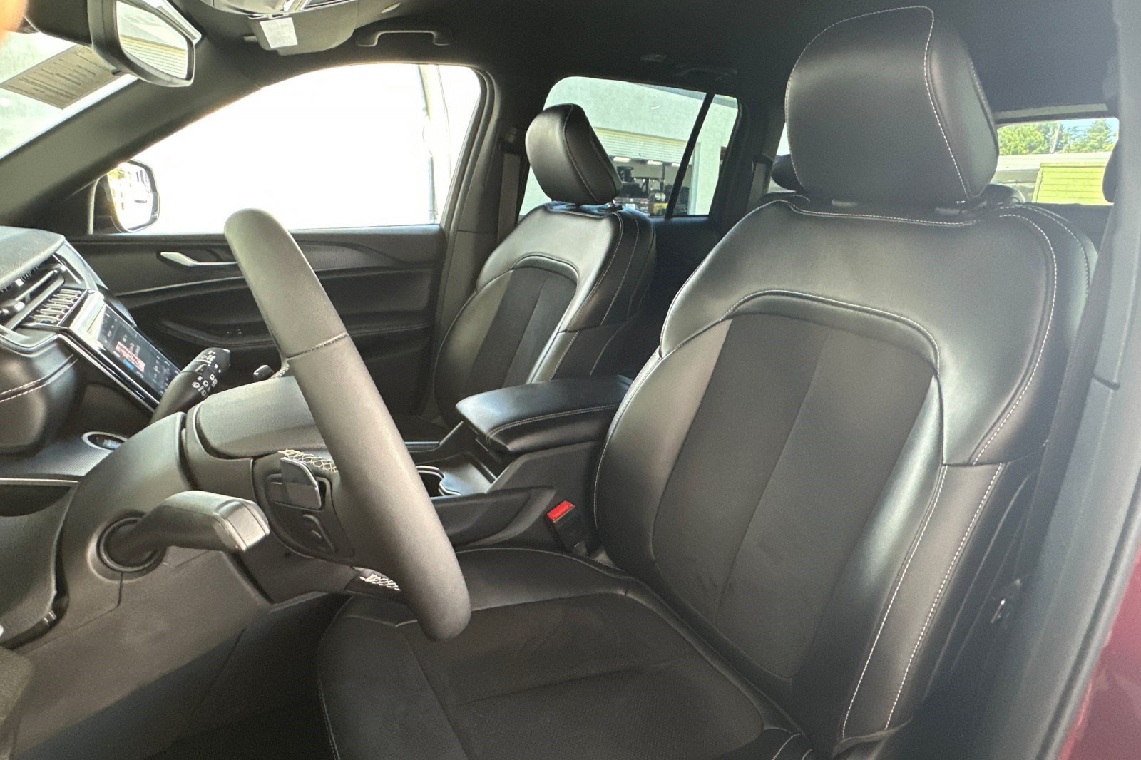 Used 2023 Jeep Grand Cherokee Altitude AWD/4WD image 29