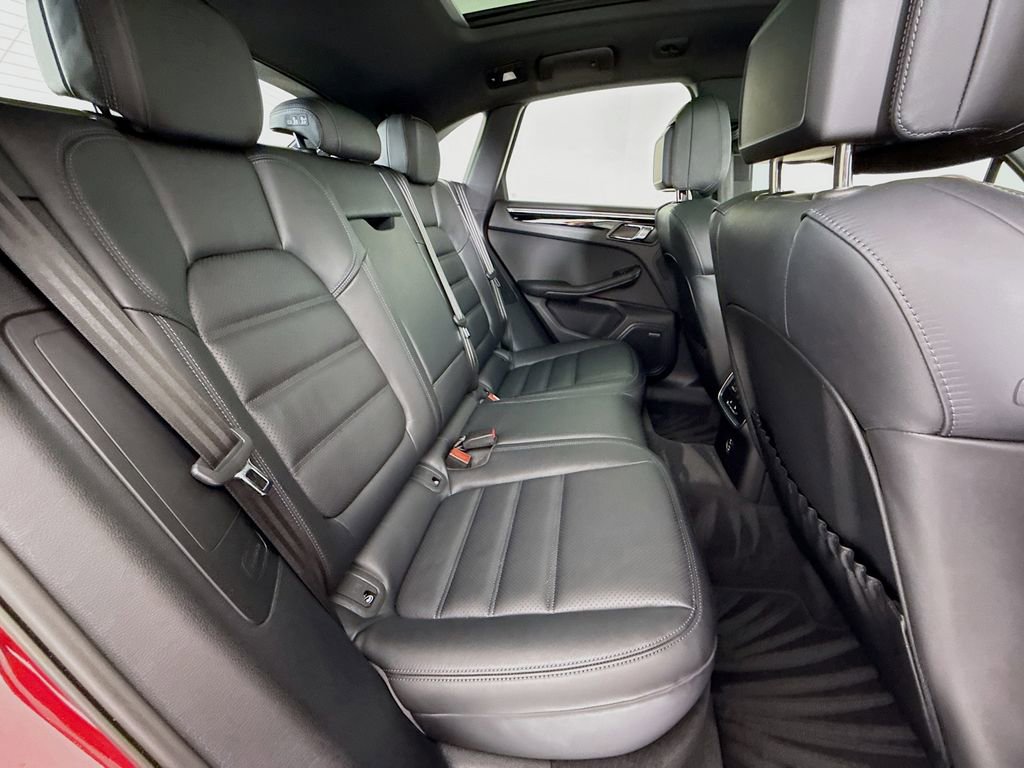 Certified 2025 Porsche Macan AWD/4WD image 31