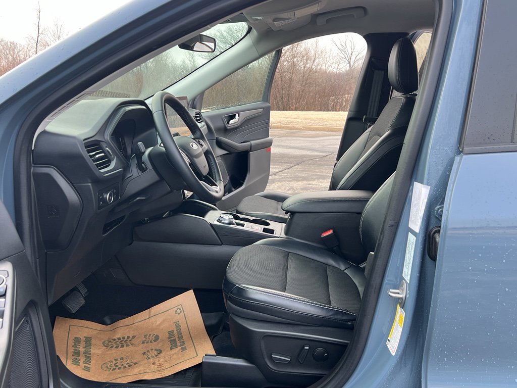 Used 2023 Ford Escape SE w/ Class II Trailer Tow Package FWD image 13