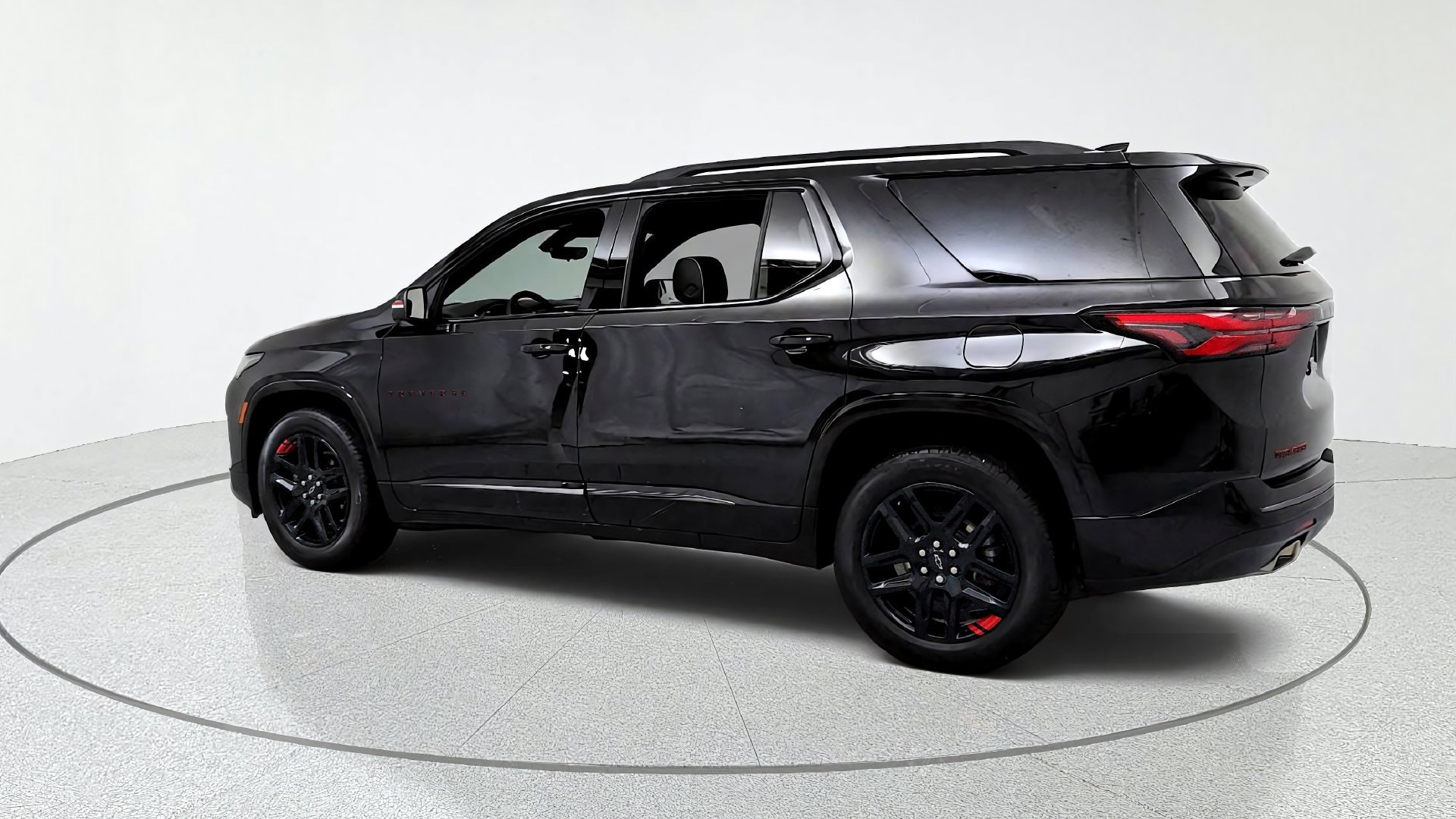 Certified 2023 Chevrolet Traverse Premier w/ Redline Edition FWD image 3