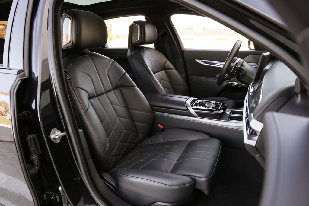 Used 2024 BMW 740i image 25