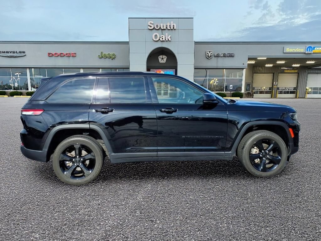 Certified 2024 Jeep Grand Cherokee Altitude AWD/4WD image 2