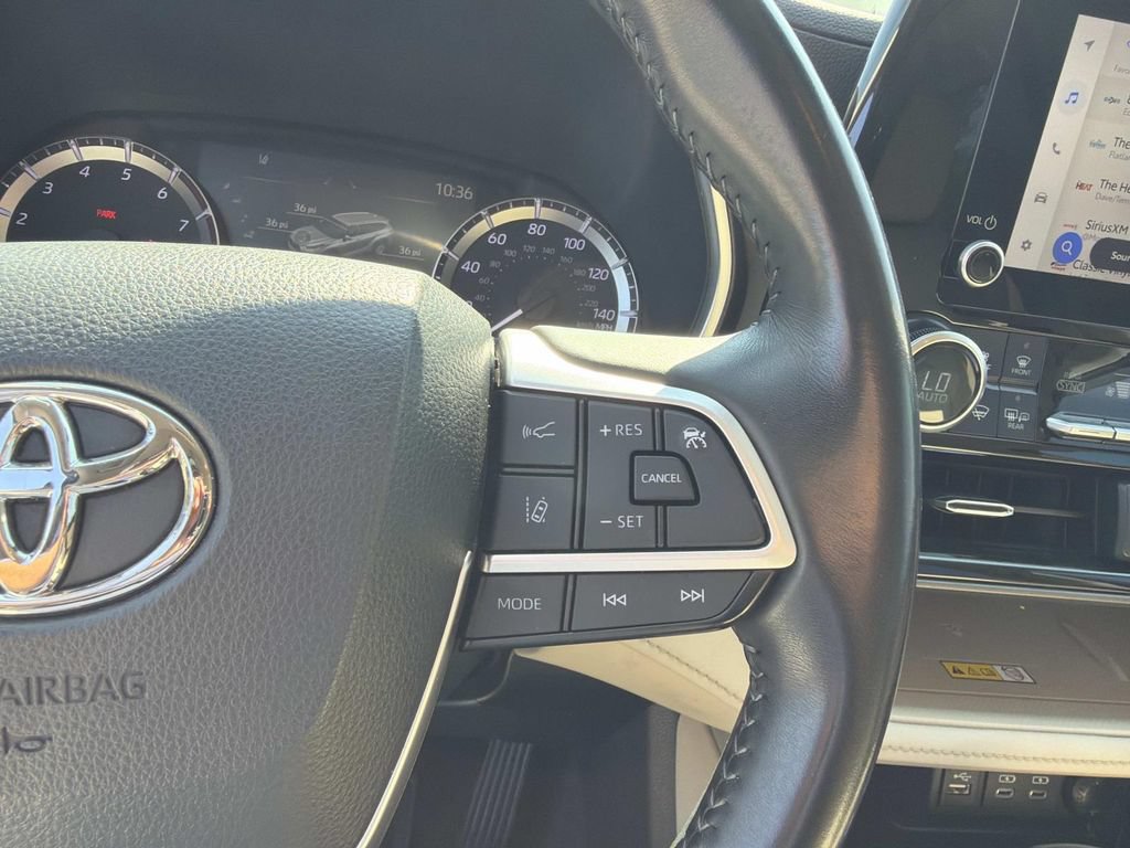 Used 2023 Toyota Highlander XLE FWD image 29