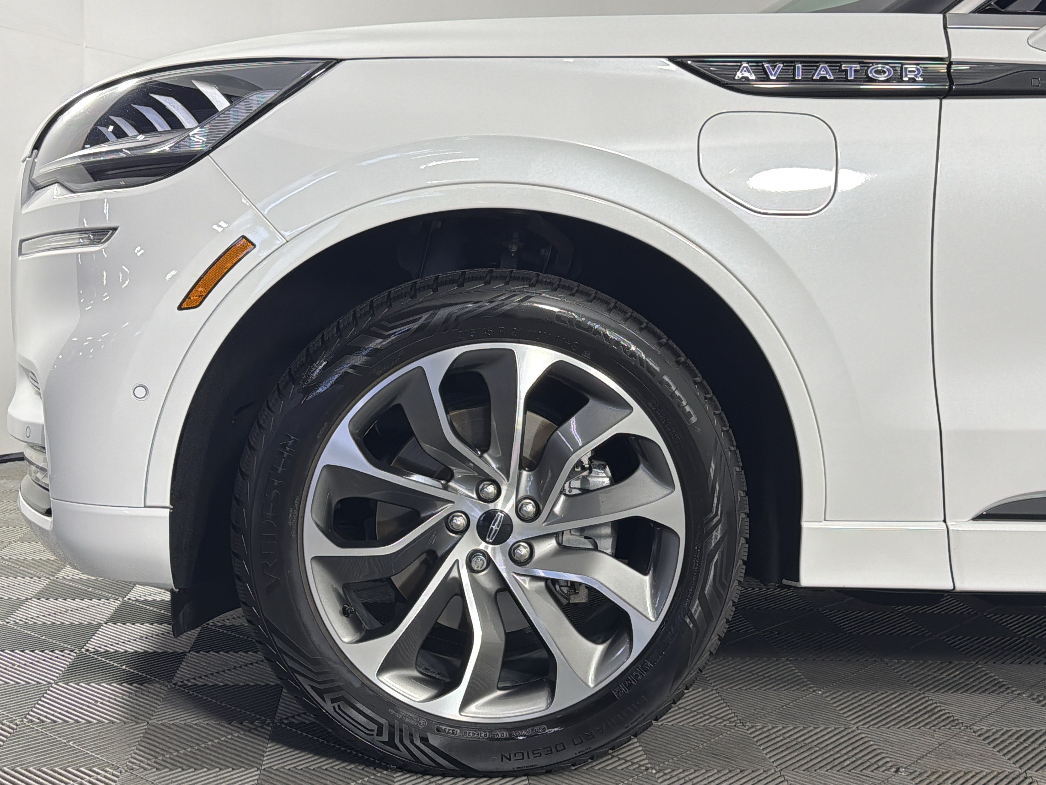 Used 2020 Lincoln Aviator Grand Touring w/ Elements Package Plus AWD/4WD image 4