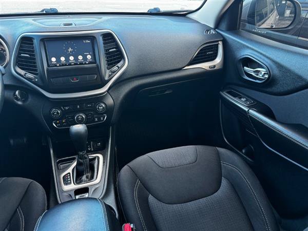 Used 2015 Jeep Cherokee Latitude w/ Cold Weather Group FWD image 11