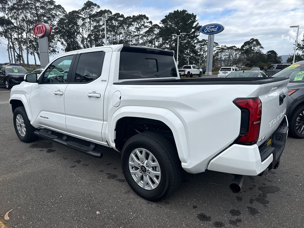 Used 2024 Toyota Tacoma SR5 w/ SR5 Upgrade Package AWD/4WD image 3