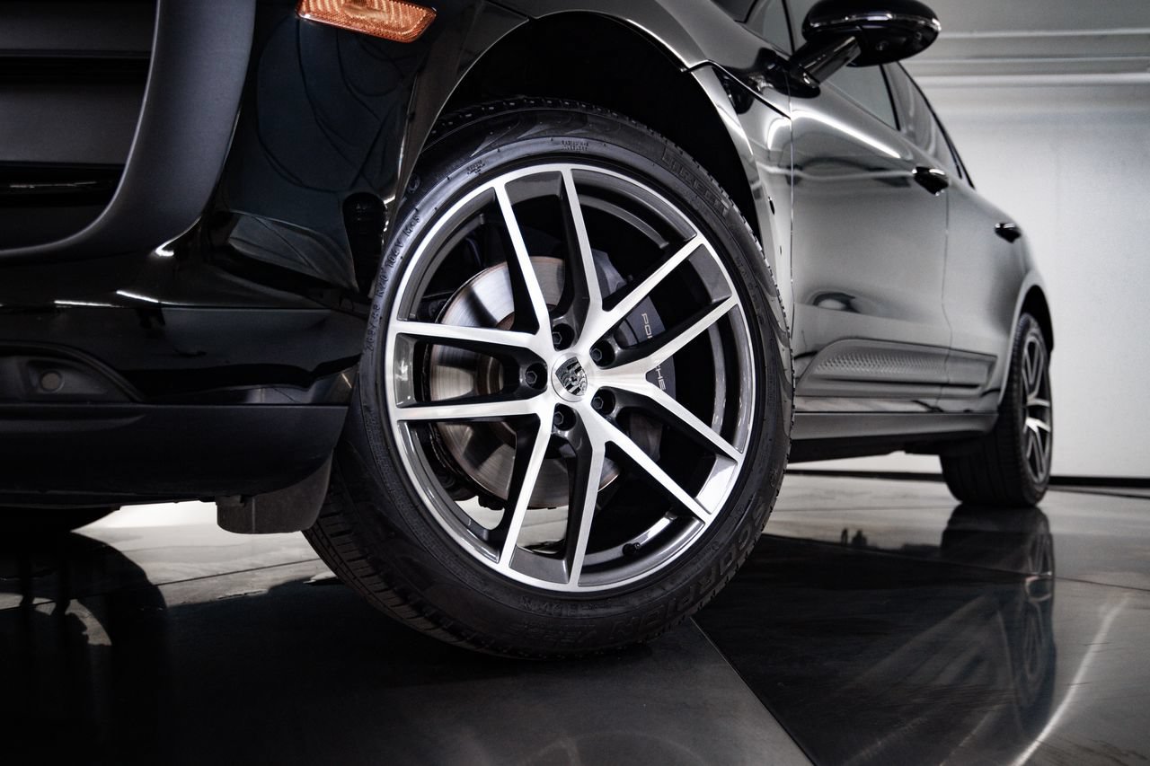 Certified 2024 Porsche Macan AWD/4WD image 12