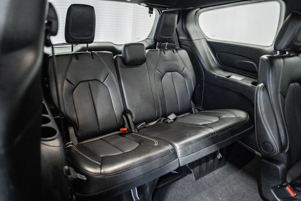 Used 2025 Chrysler Pacifica Select image 37