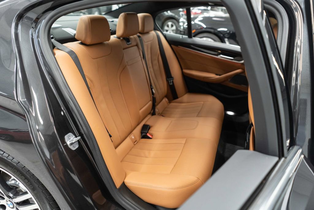 Used 2022 BMW 530i xDrive w/ Premium Package image 11