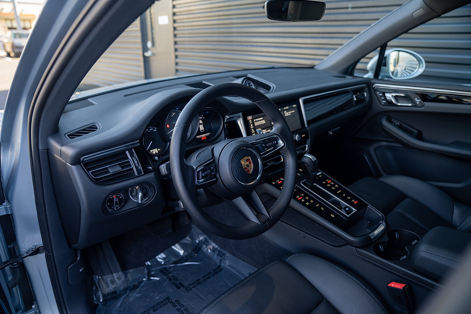 Certified 2023 Porsche Macan S AWD/4WD image 4